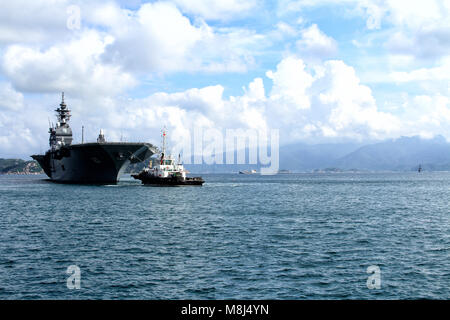 Die izumo-Klasse Hubschrauber Zerstörer der Japan Maritime Verteidigung-kraft (JMSDF) in Cam Ranh Hafen, Vietnam verankert. Stockfoto