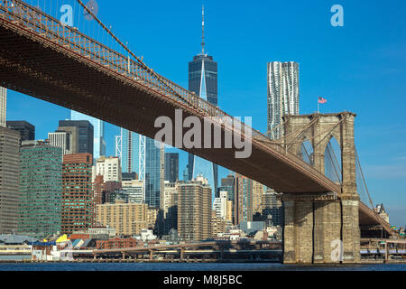BROOKLYN BRIDGE (© J&W ROEBLING 1876) DOWNTOWN SKYLINE EAST RIVER BROOKLYN, NEW YORK CITY, USA Stockfoto