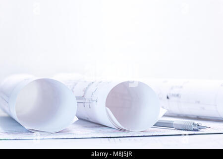 Architekten Arbeitsplatz mit roll Blueprints, Projektpläne und Bleistift Stockfoto