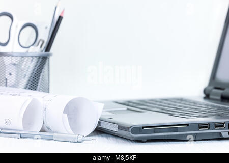 Architekturentwürfe mit Laptop- und Zeichenwerkzeugen auf weißem Hintergrund. architekten Arbeitsplatz. Stockfoto