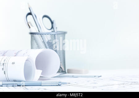Engineering Projektplan mit blueprint Brötchen, Bleistift, stationäre auf Architekt Schreibtisch Stockfoto