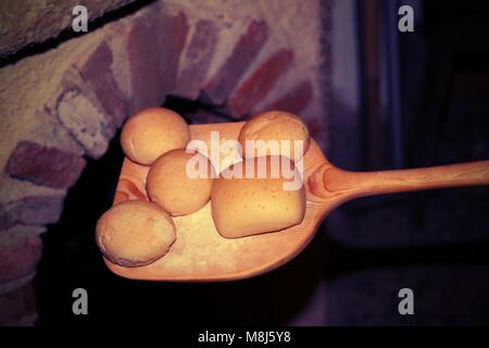Frisch gebackenes Brot aus einem rustikalen Ofen mit Vintage-effekt Stockfoto