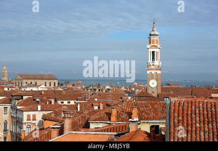 Glockenturm der Kirche der Heiligen Apostel Christi und viele House im Sestiere San Marco auf der Insel Venedig in Italien Stockfoto