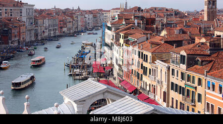 Venedig Italien Grand Canal und die Rialto Brücke mit vielen Boote aus eine ungewöhnliche Aussicht Stockfoto