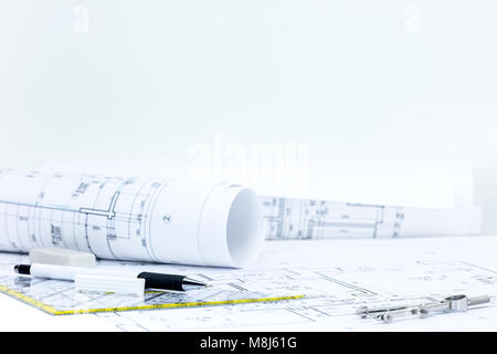 Engineering Planung, Zeichnung und Messwerkzeuge, Blaupause rollt auf Architekten Arbeitsplatz Schreibtisch Stockfoto