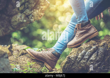 Schuhe Mann zu Fuß auf einem Waldweg im Herbst und Lifestyle wandern Konzept. Stockfoto