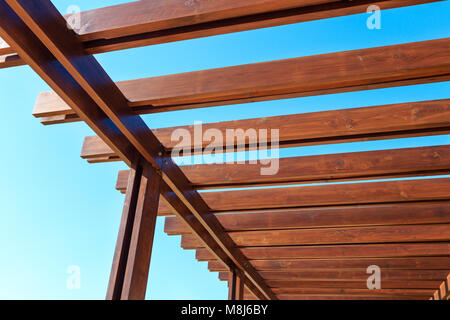 Teil der Holzdachkonstruktion am Pavillon auf und blauer Himmel. Stockfoto