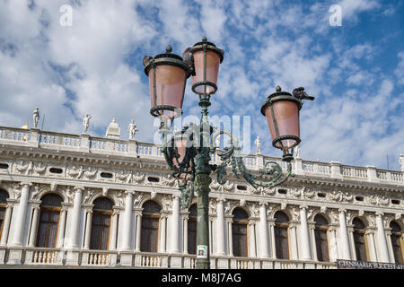 Laterne am Markusplatz in Venedig, Italien Stockfoto