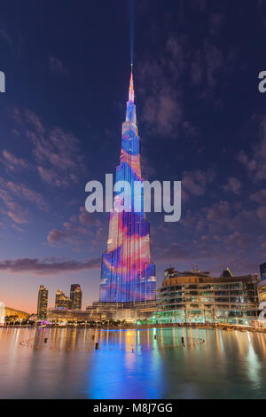 Futuristische Dekoration auf berühmten Burj Khalifa Tower am schönen Sonnenuntergang Stockfoto