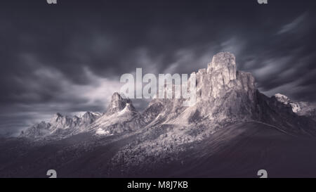 Mystische Landschaft Foto in langen Exposition in der Nähe von Giau - Dolomiten im Süden Tyrlol Alpen, Italien. Stockfoto