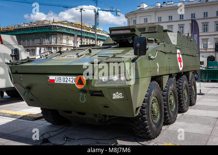 Warschau, Polen - Mai 08, 2015: gepanzerte Rettungswagens KTO ROSOMAK WEM, Wolverine. 70. Jahrestag der Beendigung des Zweiten Weltkrieges Stockfoto