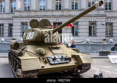 85 sowjetischer Panzer T-34, Version mit größeren 85-mm-Kanone. Die meisten hergestellten Tank des Zweiten Weltkrieges. Öffentliche feiern. Warschau, Polen - Mai 08, 2015 Stockfoto