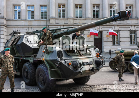 Gun howitzer Dana 152, Artillerie, selbst Fahrzeug geschleudert. 70. Jahrestag des WW II. Warschau, Polen - Mai 08, 2015