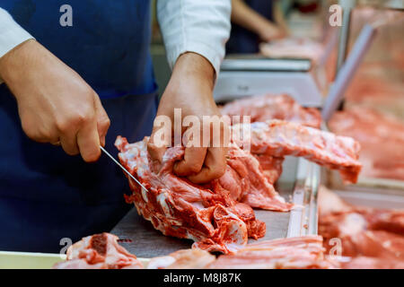 Carving rohes Fleisch. Rohes Fleisch geschwungene auf Holz- Hintergrund. Geschwungene rohes Fleisch im Einzelhandel in einem lokalen Markt. Stockfoto