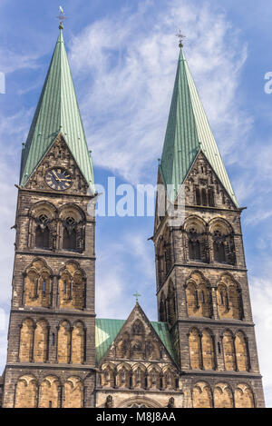 Türme der historischen Dom Kirche in Bremen, Deutschland Stockfoto