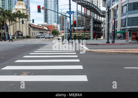 SAN DIEGO, Kalifornien, USA - Zebra Fußgängerüberweg in der Innenstadt von San Diego auf den W. Broadway Straße vor Santa Fe Union Bahnhof. Stockfoto