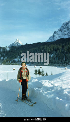 Alte Zeit ski Bilder, junge Skifahrer aus den 1950er Jahren, Italienische Alpen mit Blick aufs Matterhorn weit entfernt. Genaue von Farbe Dia Scan Stockfoto