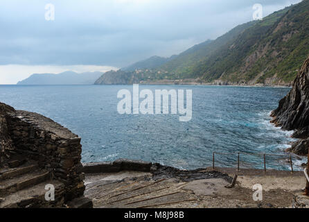 Schönen Sommer Corniglia Manarola Blick vom Dorf. Das ist ein berühmtes Dörfer der Cinque Terre Nationalpark in Ligurien, Italien, zwischen Li ausgesetzt Stockfoto