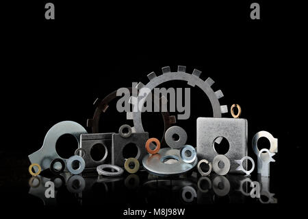 Eingestellt von vielen Arten von Sicherungsscheiben auf schwarzem Hintergrund Stockfoto