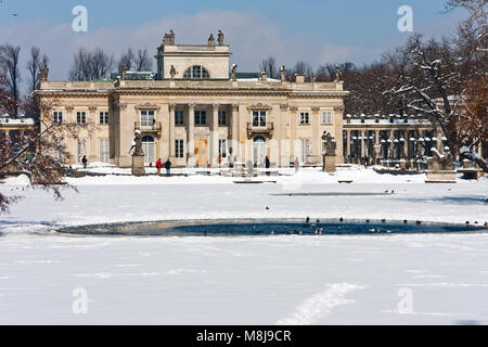 Palast auf dem Wasser, im Winter in der Lazienki Park Area (Königlichen Bäder Park), der wichtige touristische Attraktion. Stadt Warschau, Polen - 15. MÄRZ 2010 Stockfoto