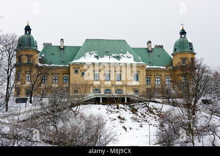 Stadt Warschau, Polen - 15. MÄRZ 2010: Baroque-Neoclassical Ujazdow Schloss im Winter Zeit, zwischen Ujazdow Park und Königlichen Bäder Park. Circa 16 centu Stockfoto