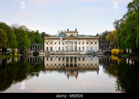 Nordseite der Palast auf dem Wasser in Bädern Lazienki Park, Palast des polnischen Königs Stanislaw August Poniatowski. Warschau, Polen - 19. April 2010 Stockfoto