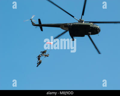 Polnische GROM Special Forces zeigen ihre Fähigkeiten hängen am Seil von einem Hubschrauber. Warschau, Polen, 13. September 2014 Stockfoto