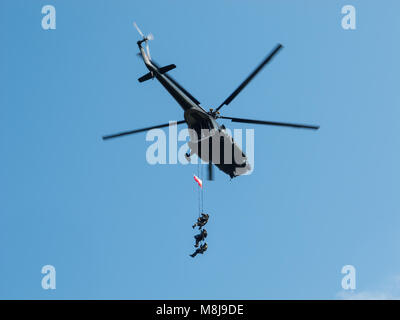 Polnische GROM Special Forces zeigen ihre Fähigkeiten hängen am Seil von einem Hubschrauber. Warschau, Polen, 13. September 2014 Stockfoto