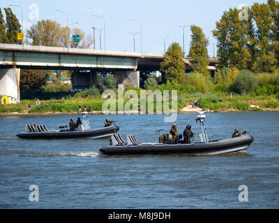 Polnische GROM Special Forces vorbereiten, die für die Aufbringung eines Bootes mit Terroristen aus Pontons auf der Weichsel. Warschau, Polen, 13. September 2014 Stockfoto