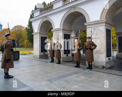 Grabmal des Unbekannten Soldaten und der Ehrengarde, seit 1925. Teil der Sächsischen Palast am Pilsudski-platz. Warschau, Polen - 30. Oktober 2014 Stockfoto