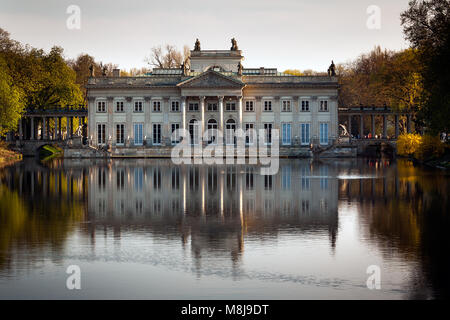 Nordseite der Palast auf dem Wasser in Bädern Lazienki Park, Palast des polnischen Königs Stanislaw August Poniatowski. Warschau, Polen - 18 April 2010: Stockfoto