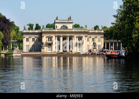 Touristen, die in den königlichen Palast auf dem Wasser in Lazienki Park (Königlichen Bäder Park), wichtige touristische Attraktion. Stadt Warschau, Polen - 20. Mai 2011 Stockfoto