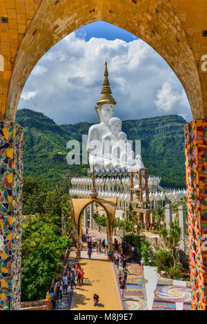 Phetchabun, Thailand - Juni 28, 2015: Buddhistische Touristen Sightseeing schönen weißen fünf Buddha Bilder bei Phasornkaew buddhistischen Tempel in Phetchabun, T Stockfoto