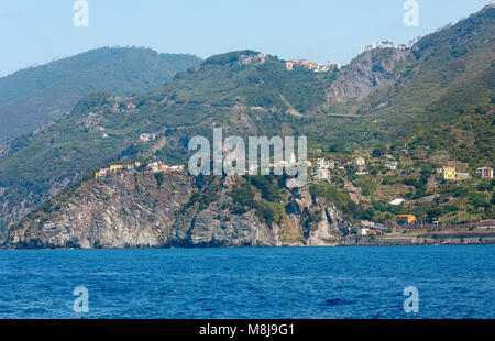 Schönen Sommer Corniglia Blick vom Ausflug Schiff. Das ist ein berühmtes Dörfer der Cinque Terre Nationalpark in Ligurien, Italien, zwischen Ligu ausgesetzt Stockfoto
