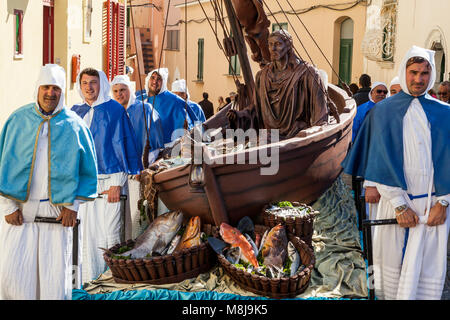 Die Prozession in Procida, Italien, bietet seinen würdig schließen mit einer Geliebten des achtzehnten Jahrhunderts hölzerne Statue, die schön und verehrt Crist Stockfoto