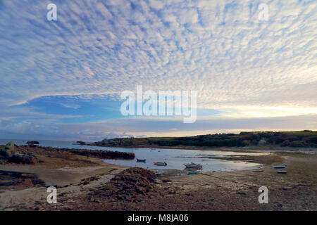 Einen schönen Sonnenuntergang über der Altstadt Bucht in Richtung der Kirche St Mary's, Isles of Scilly, England suchen Stockfoto