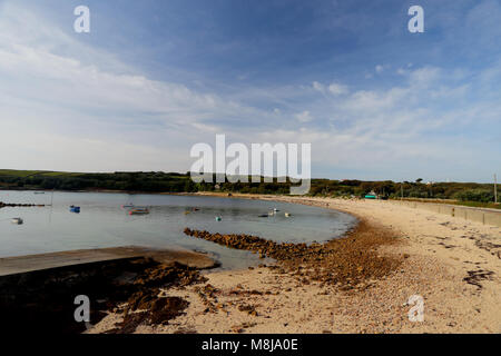 Die schöne Altstadt Bucht mit Blick auf die Kirche St Mary's, Isles of Scilly, England Stockfoto