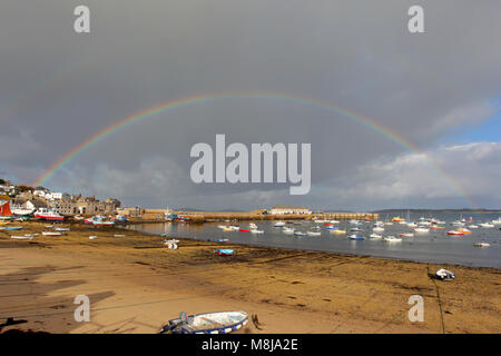 Ein Regenbogen über der Stadt Strand in Hugh Town, St Mary's, Isles of Scilly Stockfoto