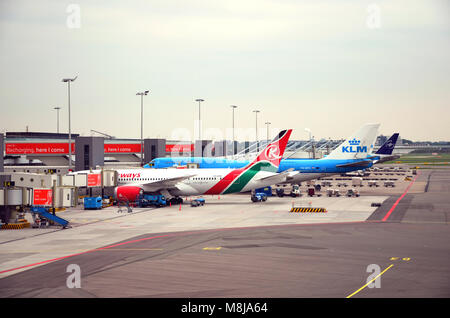 Flughafen Amsterdam, Niederlande - 4. September 2017: Ausblick auf Amsterdam Flughafen und Airliner der Kenya Airways und KLM warten Stockfoto