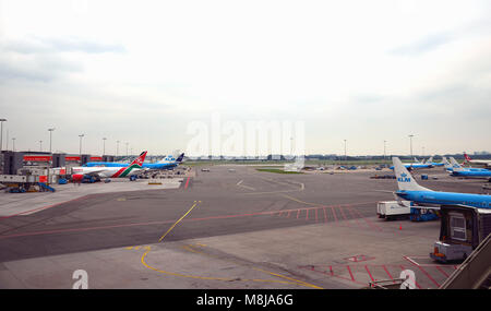 Flughafen Amsterdam, Niederlande - 4. September 2017: Ausblick auf Amsterdam Flughafen und mehreren Ebenen warten Stockfoto