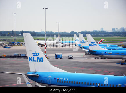 Flughafen Amsterdam, Niederlande - 4. September 2017: Blick auf Amsterdam Airport und mehrere KLM Ebenen in einer Zeile Stockfoto