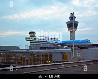 Flughafen Amsterdam, Niederlande - 4. September 2017: blauen KLM Flugzeug auf einem Dach für Flugzeuge Ausstellung Stockfoto