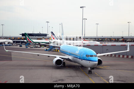 Flughafen Amsterdam, Niederlande - 4. September 2017: Blick auf Amsterdam Airport und mit KLM Flugzeuge warten Stockfoto