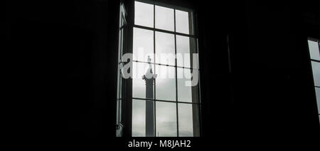 Nelson's Column als durch das Fenster der National Gallery in London's berühmten Trafalgar Square gesehen Stockfoto
