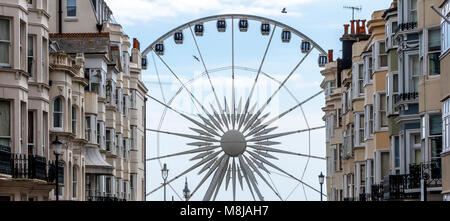 Die Brighton Rad auf Madeira Laufwerk als am Ende einer großen Reihe von Victotrian Reihenhäuser gesehen Stockfoto