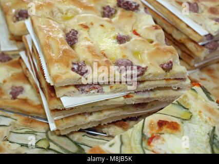 Brot mit sausace und Scheiben pizza für den Verkauf in den Stall von Street Food Stockfoto