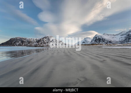 Morgen Licht am Strand, Skagsanden Flakstad, Lofoten, Norwegen Stockfoto