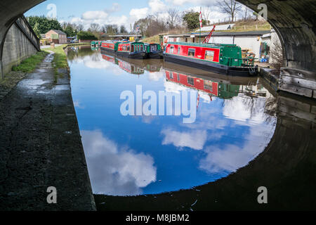 Schmale Boote auf der Bridgewater Canal ant Preston Brook, Cheshire, UK. Stockfoto