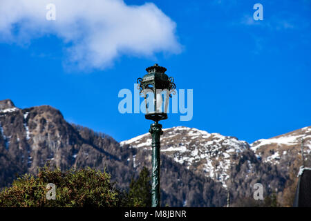 Sinaia, Rumänien. Februar 04, 2017. Lampe mit der Karpaten im Hintergrund. Die Gärten von Schloss Peles. Stockfoto