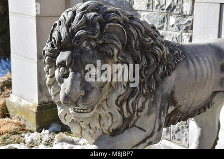 Sinaia, Rumänien. Februar 04, 2017. Lion Skulptur. Die Gärten von Schloss Peles Stockfoto